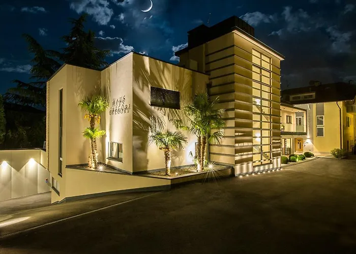 Haus Gregori Modern & Central Stay In Vineyard With Rooftop & Served Breakfast